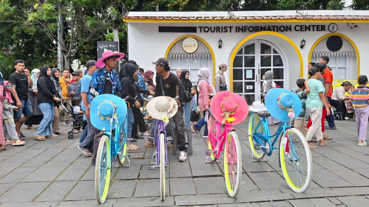 Libur Tahun Baru jadi Rezeki, Omzet Penyedia Sewa Sepeda Ontel di Kota Tua Melonjak
            - galeri foto