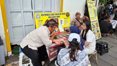 Animo masyarakat mengunjungi tempat wisata bersejarah Kota Tua, Jakarta Barat pada momen liburan tahun baru, 1 Januari 2026, melonjak.