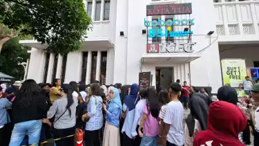Animo masyarakat mengunjungi tempat wisata bersejarah Kota Tua, Jakarta Barat pada momen liburan tahun baru, 1 Januari 2026, melonjak.