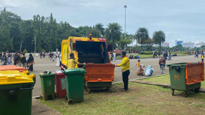 Wisatawan Membeludak, Truk Pengangkut Sampah Aktif Bolak-Balik di Area Monas