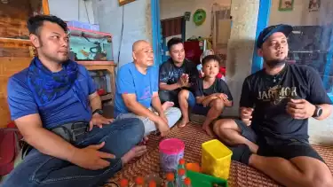 Dika si bocah pencari ular (tengah) saat disambangi tim Panji Petualang