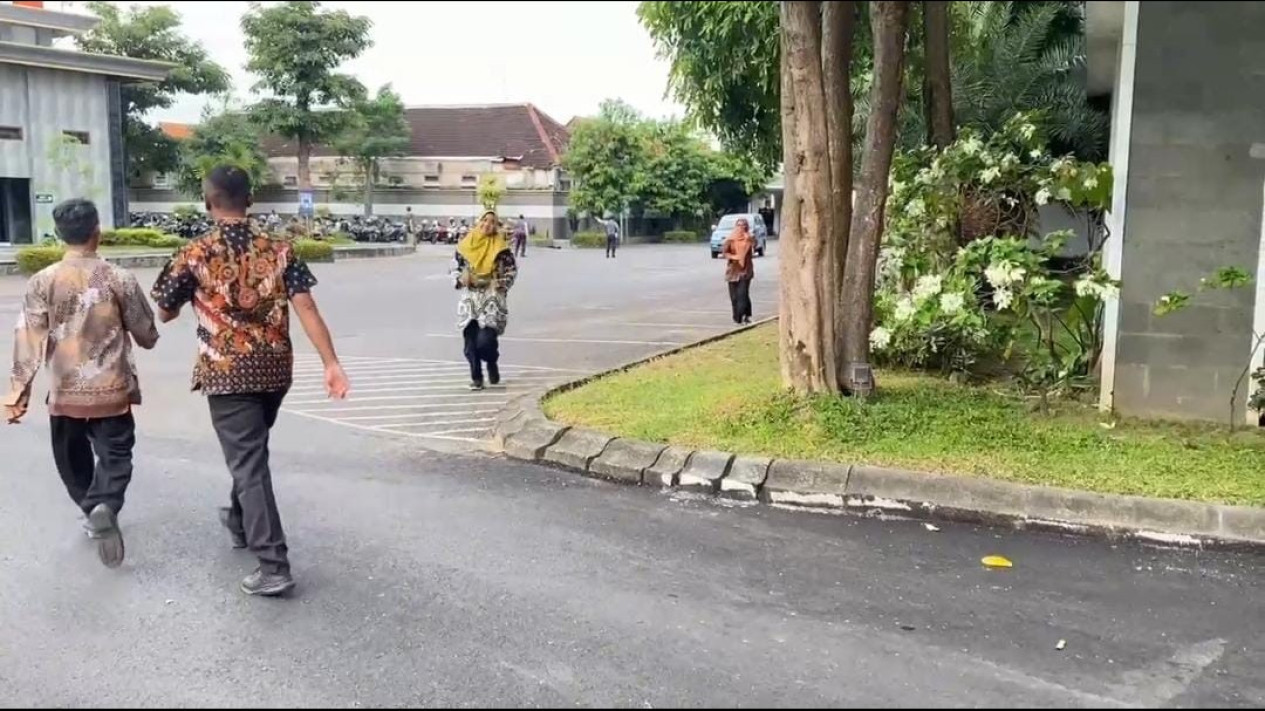 Hari Pertama Kerja di Pemkab Jombang Diwarnai ASN Terlambat Hingga Main Hp
            - galeri foto