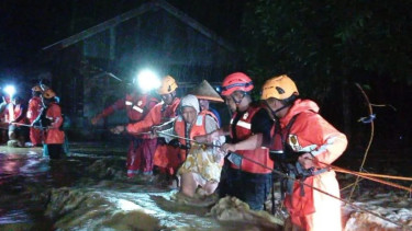 Basarnas Evakuasi 17 Warga Terjebak Banjir di Pasar Rabaa Agam, Air Sungai Asam Meluap hingga 80 Cm