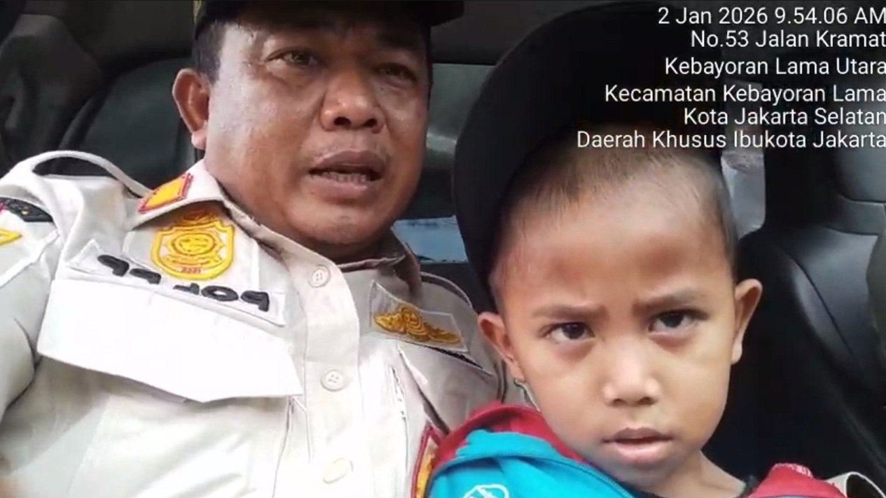 Bocah 6 Tahun Diduga Sengaja Ditinggal Ayahnya di Pasar Kebayoran Lama, Mengaku Orang Ciranjang Cianjur
            - galeri foto