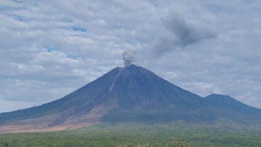 Gunung Semeru Sudah Meletus 4 Kali Hari Ini, Tinggi Letusan Abus Capai 1.000 Meter
