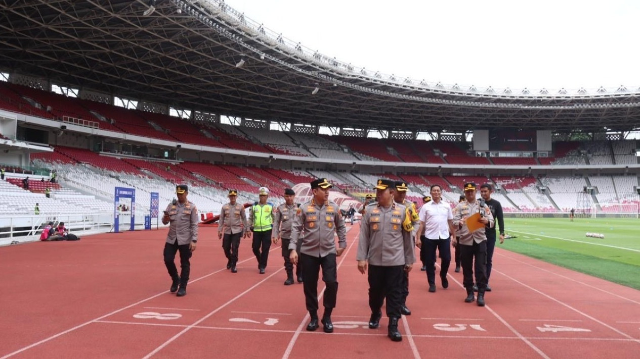 Persija vs Persijap di GBK: Ribuan Polisi Intai Copet dan Jambret di Tengah Kerumunan Suporter
            - galeri foto