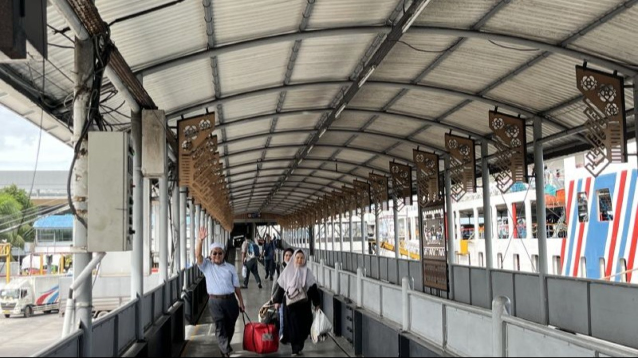 Arus Balik Libur Nataru Mulai Terlihat di Pelabuhan Bakauheni-Merak
            - galeri foto