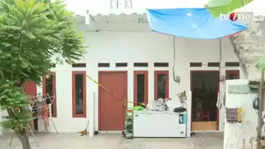 Kondisi kamar kontrakan di Warakas, Tanjung Priok, Jakarta Utara (Jakut), menjadi lokasi satu keluarga ditemukan tewas ditutup police line