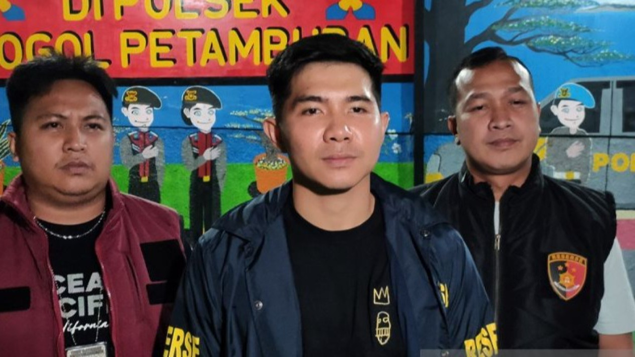 Akhir Pelarian AW, Maling Spion Mobil yang Resahkan Warga Jakarta Barat Akhirnya Terciduk
            - galeri foto