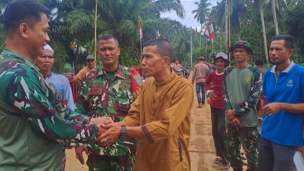 TNI AD dan Kementerian PU Rampungkan Jembatan Bailey di Aceh Utara
            - galeri foto