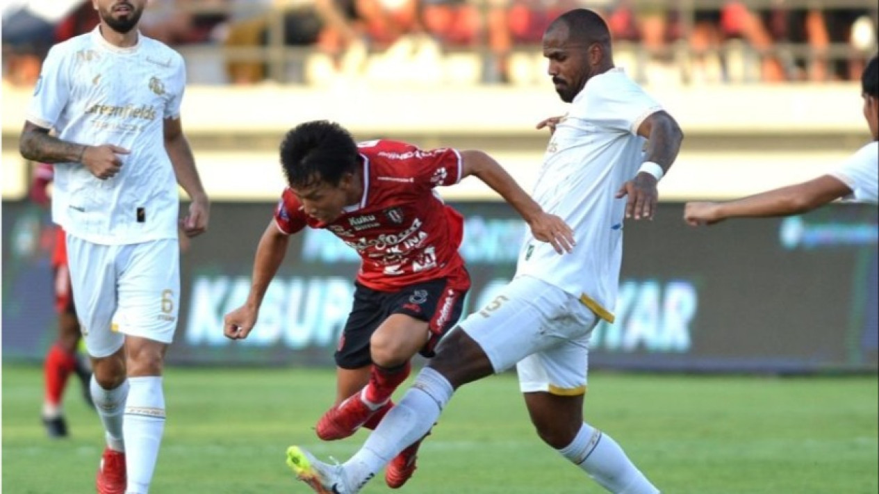 Jelang Laga Panas, Arema FC Pasang Target Curi Angka di Kandang Bali United
            - galeri foto