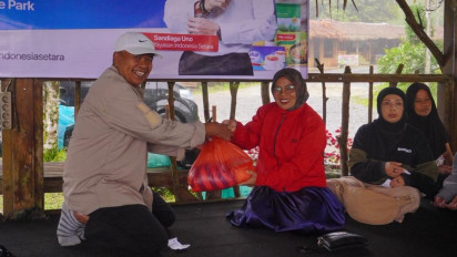 Ringankan Beban Warga Terdampak Bencana Sumbar, Sandiaga Uno Gelar Bazar Sembako Murah