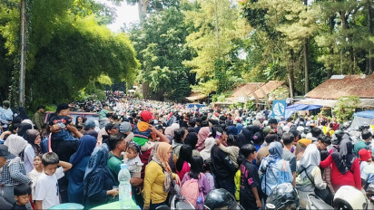 Bayar Se-Ikhlasnya, Ribuan Wisatawan Membludak di Bandung Zoo