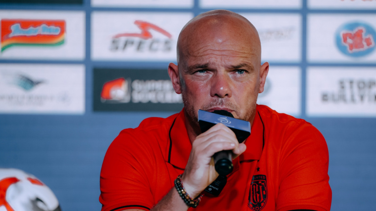 Pelatih Bali United Ceritakan Culture Shock Debut di Super League: Heran Tak Punya Pembalap MotoGP Hingga Ada Ular 3 Meter di Lapang Latihan
            - galeri foto