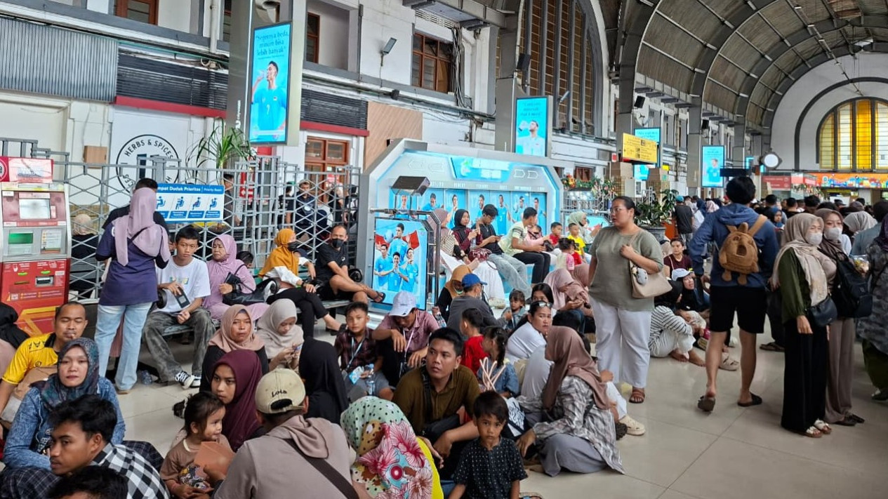Penghujung Libur Nataru, Penumpang KRL Membludak di Stasiun Wisata
            - galeri foto
