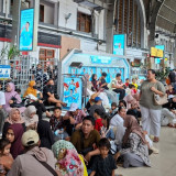 Penghujung Libur Nataru, Penumpang KRL Membludak di Stasiun Wisata