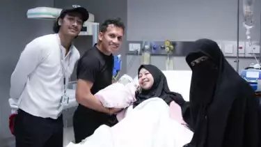 Egy Maulana Vikri, Umi Pipik, dan Abidzar Al-Ghifari menemani Adiba Khanza setelah lahiran