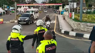 Motor Melaju ke Arah Tol Jagorawi di Simpang Gadog