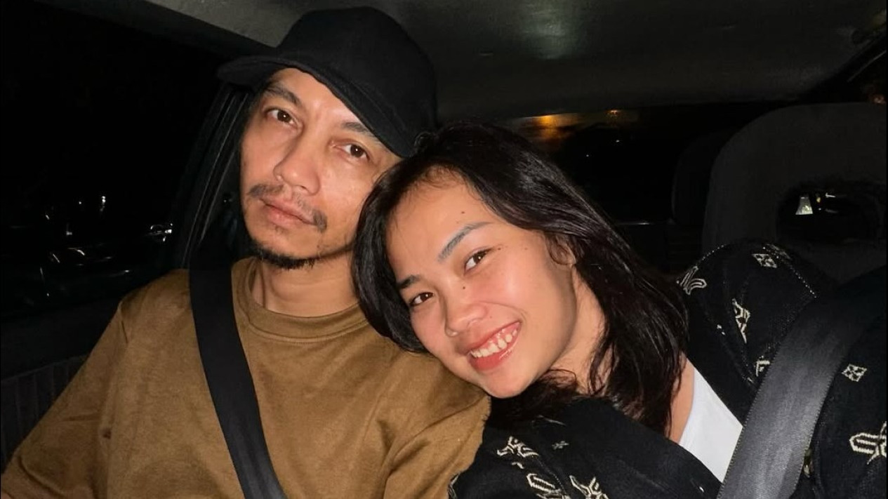 Kronologi Lengkap Aqia Istri Fiersa Besari Ditabrak Mobil dari Belakang di Stasiun Gambir
            - galeri foto