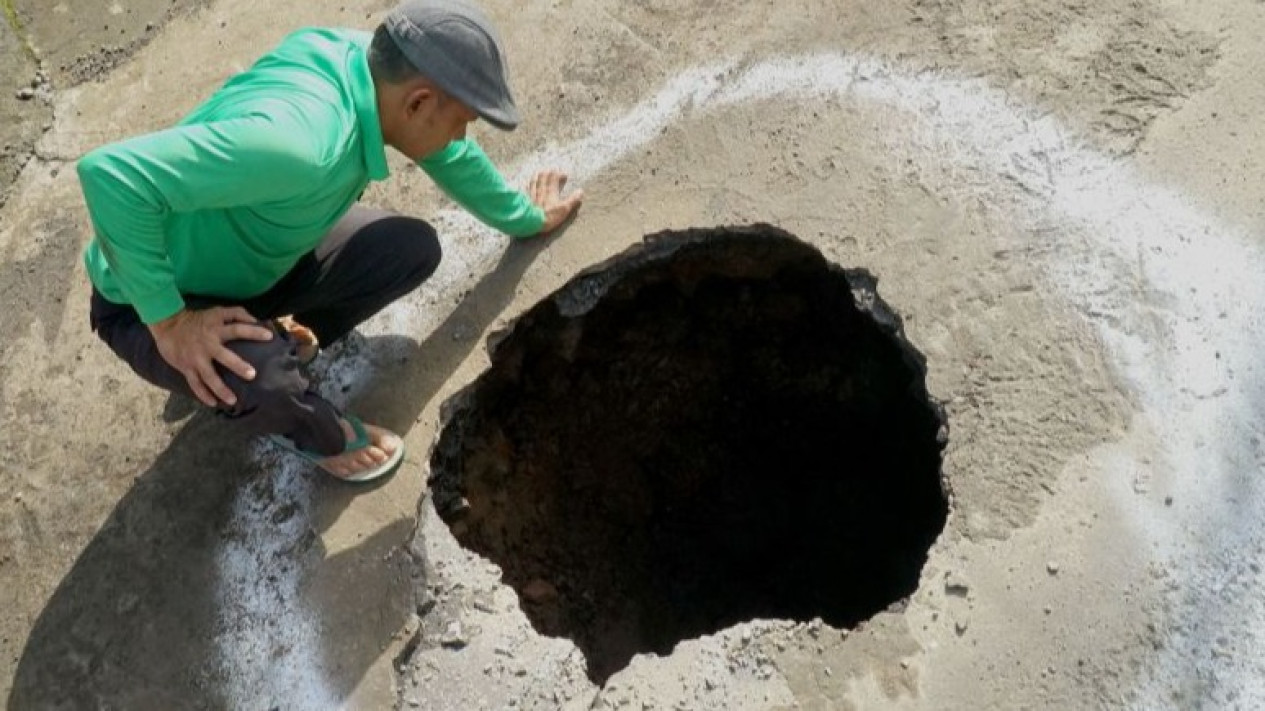 Misteri Lubang Raksasa di Limapuluh Kota Sumbar, Ahli Geologi: Pemerintah atau Masyarakat Harus Segera Timbun
            - galeri foto