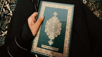Kenapa Dianjurkan Membaca Surah Al-Kahfi di Hari Jumat? Ustaz Khalid Basalamah Ungkap Keutamaan dan Kisah di Baliknya