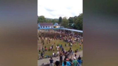 Viral Video Ricuh Pertandingan Bola, Sejumlah Personel TNI Bentrok dengan Brimob di Buton Selatan