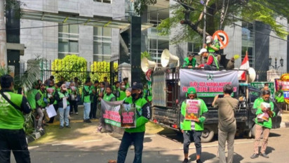Sidang Perdana Kasus Nadiem Makarim, Sejumlah Pengemudi Ojol Gelar Aksi Demo Bawa Poster "Ojol Ada Karena Nadiem"