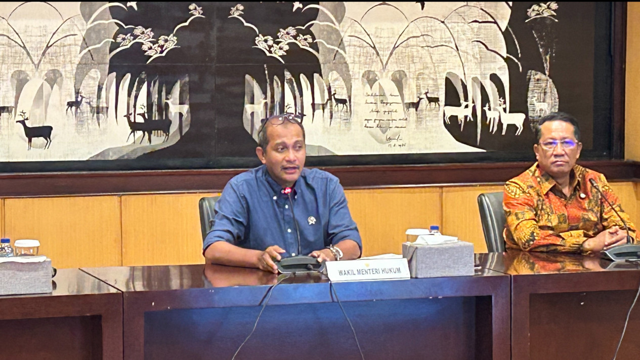 KUHAP Baru Tegaskan Batas Wewenang Aparat, Eddy Hiariej: Penangkapan Tanpa Izin Demi Cegah Tersangka Kabur
            - galeri foto