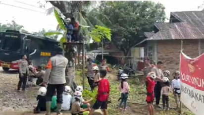 Trauma Healing Polri Hadirkan Flying Fox untuk Kembalikan Senyum Anak-Anak Terdampak Bencana di Kayu Pasak