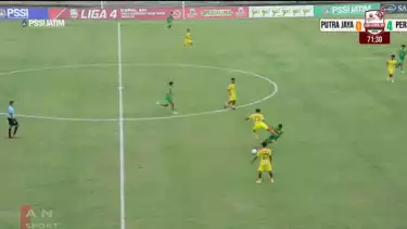 Pemain Putra Jaya Pasuruan Muhammad Hilmi layangkan tendangan ke dada penggawa Perseta Firman Nugraha