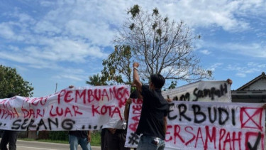 Timbulkan Bau Menyengat, Warga Taktakan Serang Tolak Sampah Tangsel
