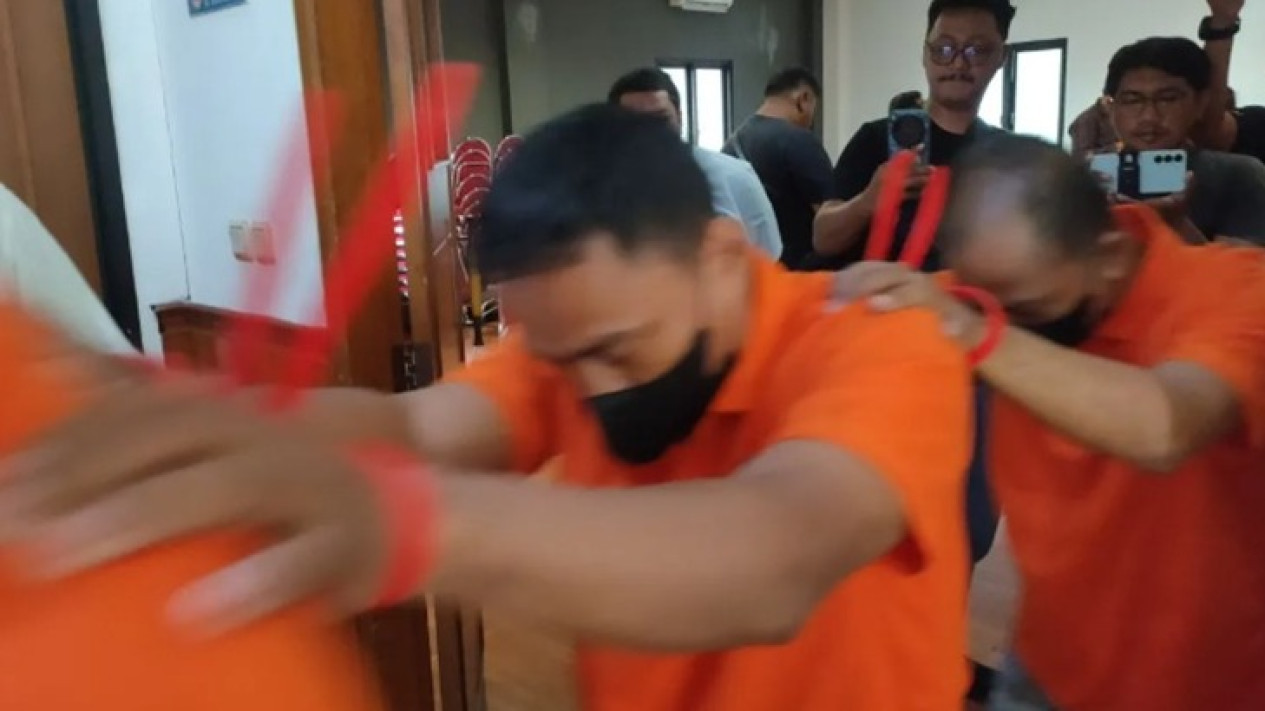 Komplotan Pencuri Curi Kabel Listrik di Jakarta Barat, Modusnya Pura-Pura Jadi Petugas PLN
            - galeri foto