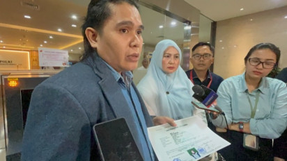 Wagub Babel Jalani Pemeriksaan sebagai Tersangka di Bareskrim Polri, Bawa Bukti Legalisir Ijazah-Foto Wisuda