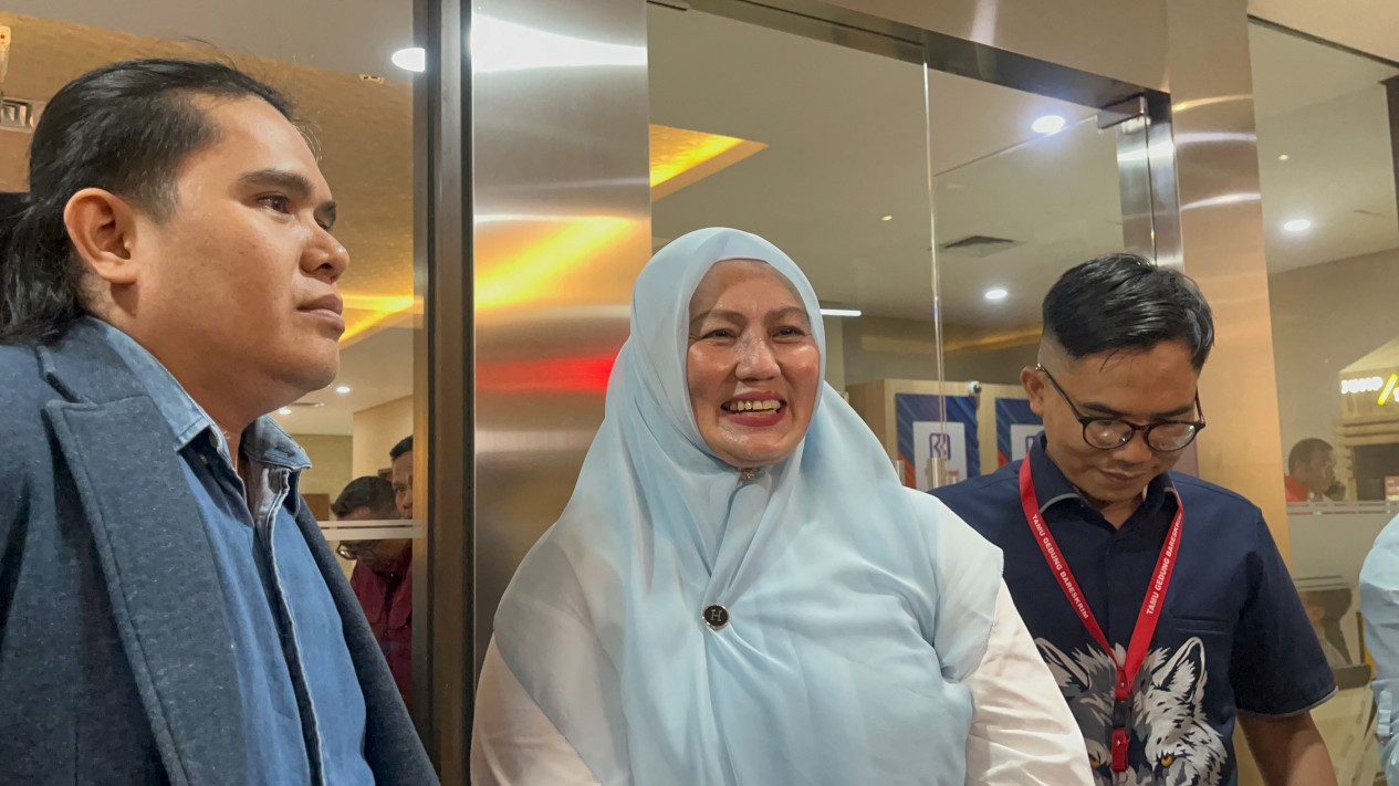 Jalani Pemeriksaan Perdana Sebagai Tersangka Kasus Ijazah Palsu, Wagub Babel Siap Ditahan
            - galeri foto