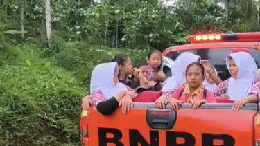 Jalan Putus, BPBD Temanggung Antar-Jemput Siswa