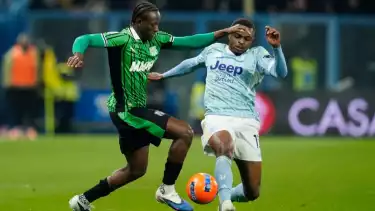 Ismael Kone berduel dengan Pierre Kalulu di laga Sassuolo kontra Juventus