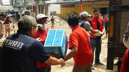 Telkomsel Salurkan Bantuan CSR Logistik untuk Kebutuhan Dasar Warga Terdampak Banjir di Aceh Utara