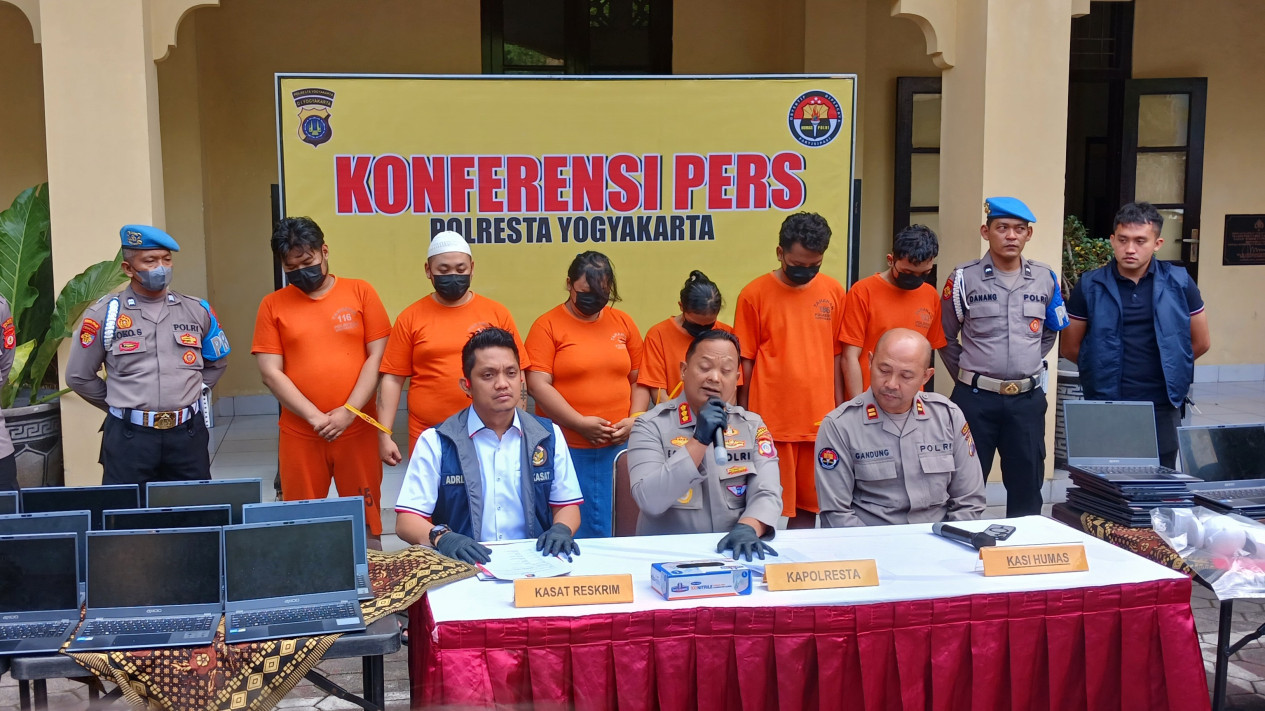 Love Scamming Internasional Berbasis Aplikasi Kencan Daring Cina Digerebek di Sleman, 6 Orang Jadi Tersangka
            - galeri foto
