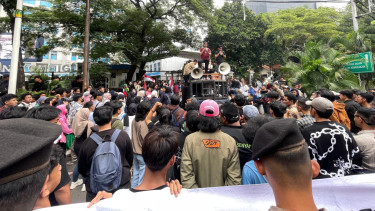 Komdigi dan KPI Digeruduk Massa Aksi Buntut Pandji Pragiwaksono Singgung Ormas Keagamaan Kelola Tambang Lewat Tayangan Mens Rea