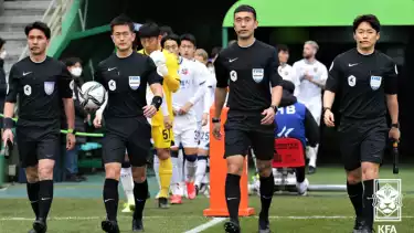 Wasit Korea Selatan Ko Hyung-jin (dua dari kiri) dikabarkan pimpin laga Persib vs Persija