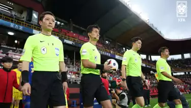 Wasit Korea Selatan Ko Hyung-jin (dua dari kiri) dikabarkan pimpin laga Persib vs Persija