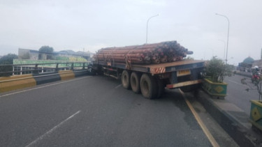 Sopir Sempat Terjepit, Truk Tronton Angkut Besi Tabrak Truk Lain di Flyover Ciputat hingga Melintang