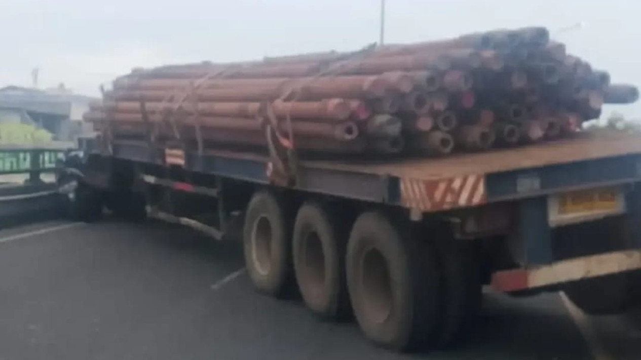 Truk Tronton Angkut Besi Alami "Rem Terkunci" dan Tutupi Jalan di Flyover Ciputat, Sopir Luka-luka
            - galeri foto