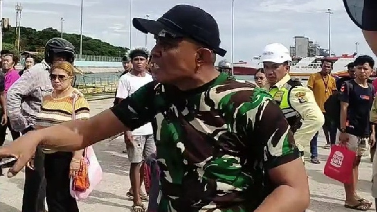 Video Detik-detik Ayah Prada Lucky Marah Besar Saat Dijemput Paksa hingga Ditahan Denpom Kupang
            - galeri foto
