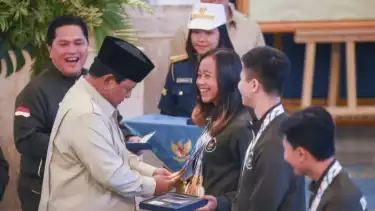 Presiden Prabowo Subianto (kedua kiri) didampingi Menpora Erick Thohir (kiri) menghitung medali yang diraih atlet triathlon Martina Ayu Pratiwi (ketiga kanan)