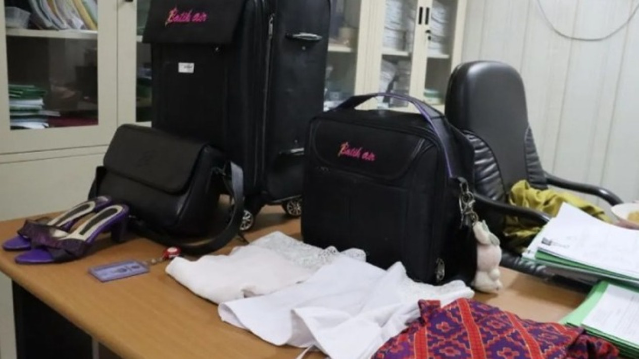 Hasil Pemeriksaan Polres Bandara Soekarno-Hatta terhadap Pramugari Gadungan: Atribut, Koper hingga Selop Diamankan
            - galeri foto