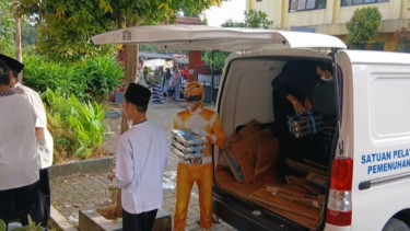 Petugas Pakai Kostum Power Ranger saat Antar MBG, Kepala SPPG Tangerang Cikupa: Biar Anak Makannya Jadi Lebih Semangat