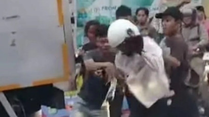 Videonya Viral! Pak Ogah Diduga Pukul Pemotor Pakai Batu di Daan Mogot Jakarta Barat, Terdengar Kata "Cepu"