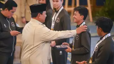 Presiden Prabowo Subianto (kedua kiri) menyerahkan buku tabungan kepada atlet skateboard Basral Graito