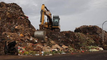 Puluhan Armada Diturunkan untuk Angkut Gunungan Sampah di Pasar Induk Kramat Jati